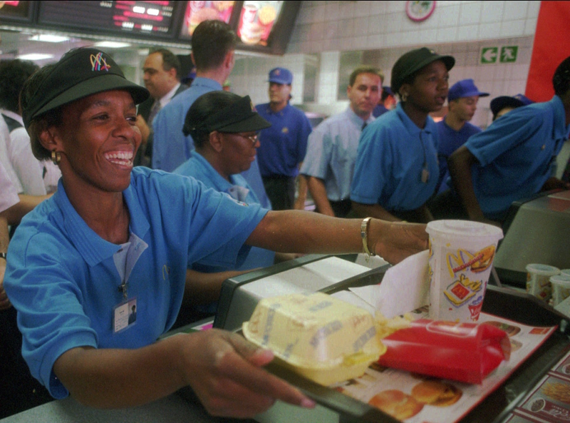 Illustration for article titled “Necesito que desnudes a una empleada”: cómo decenas de gerentes en McDonalds fueron engañados con una broma macabra